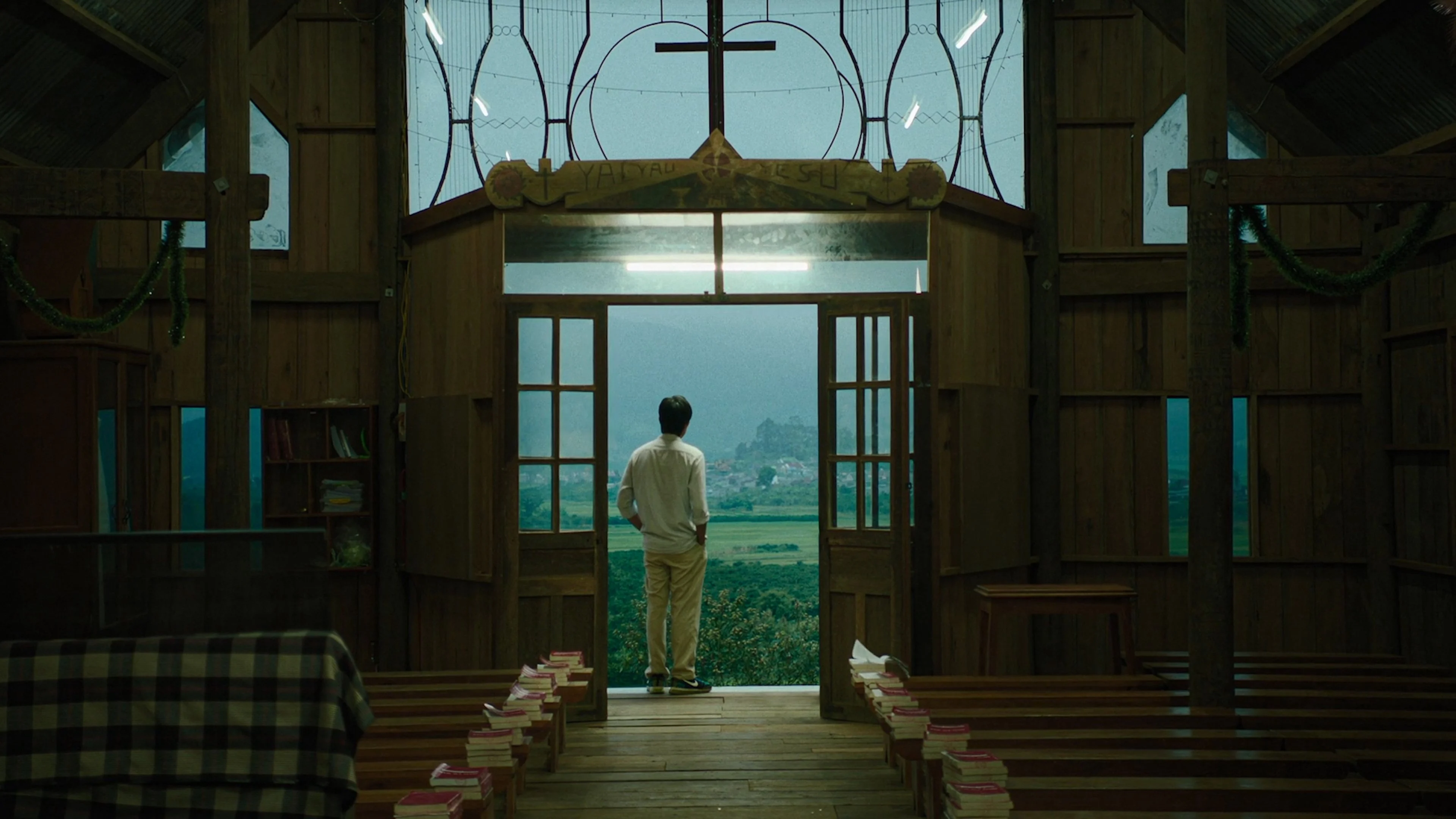 Bên Trong Vỏ Kén Vàng Tập Full