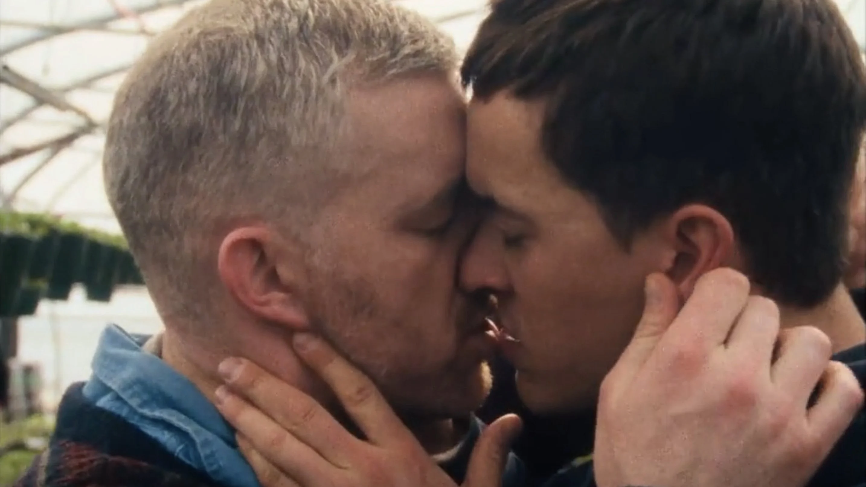 Dưới Lớp Vỏ Bọc Tập Full