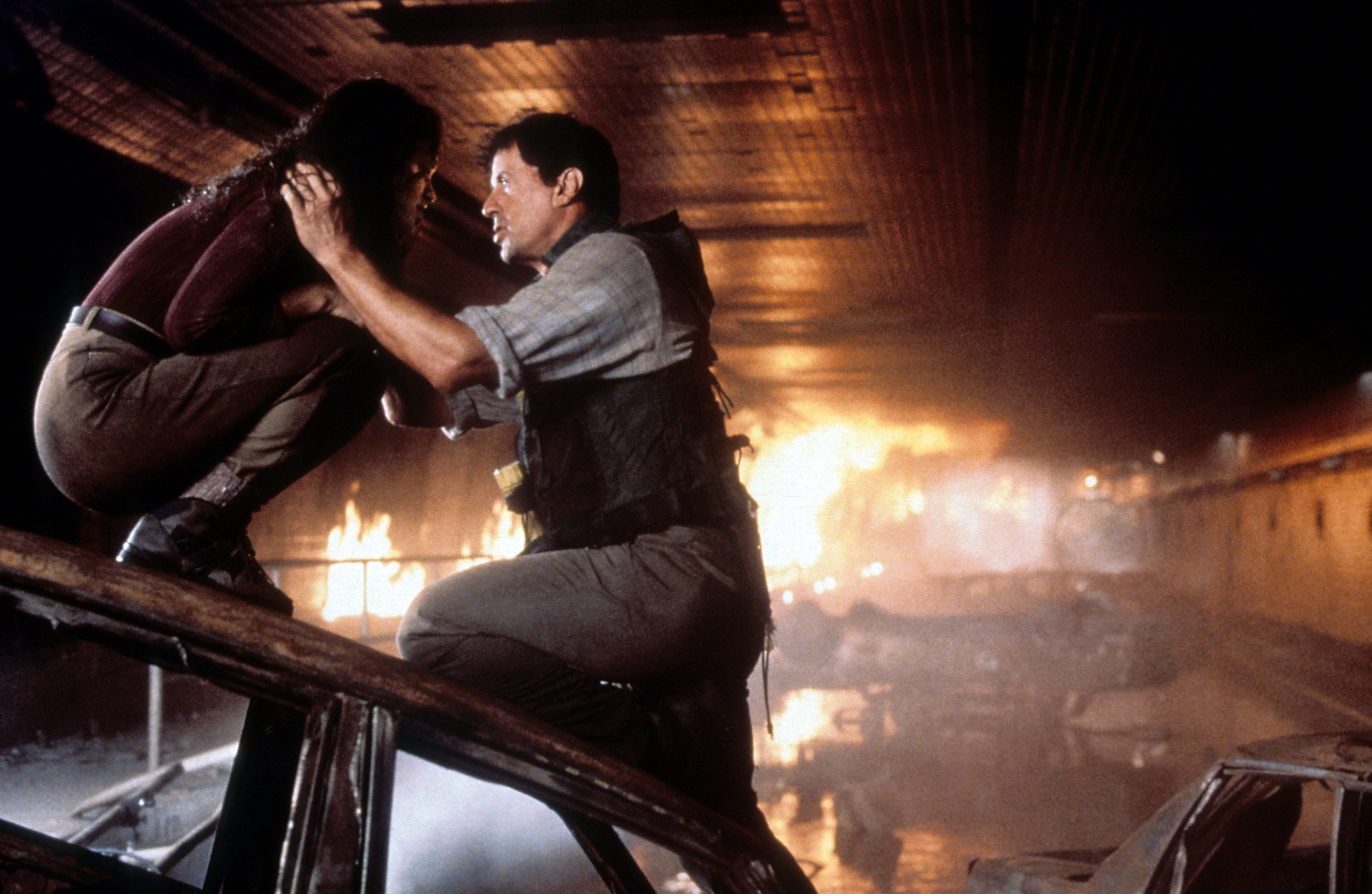 Đường Hầm Rực Lửa Tập Full