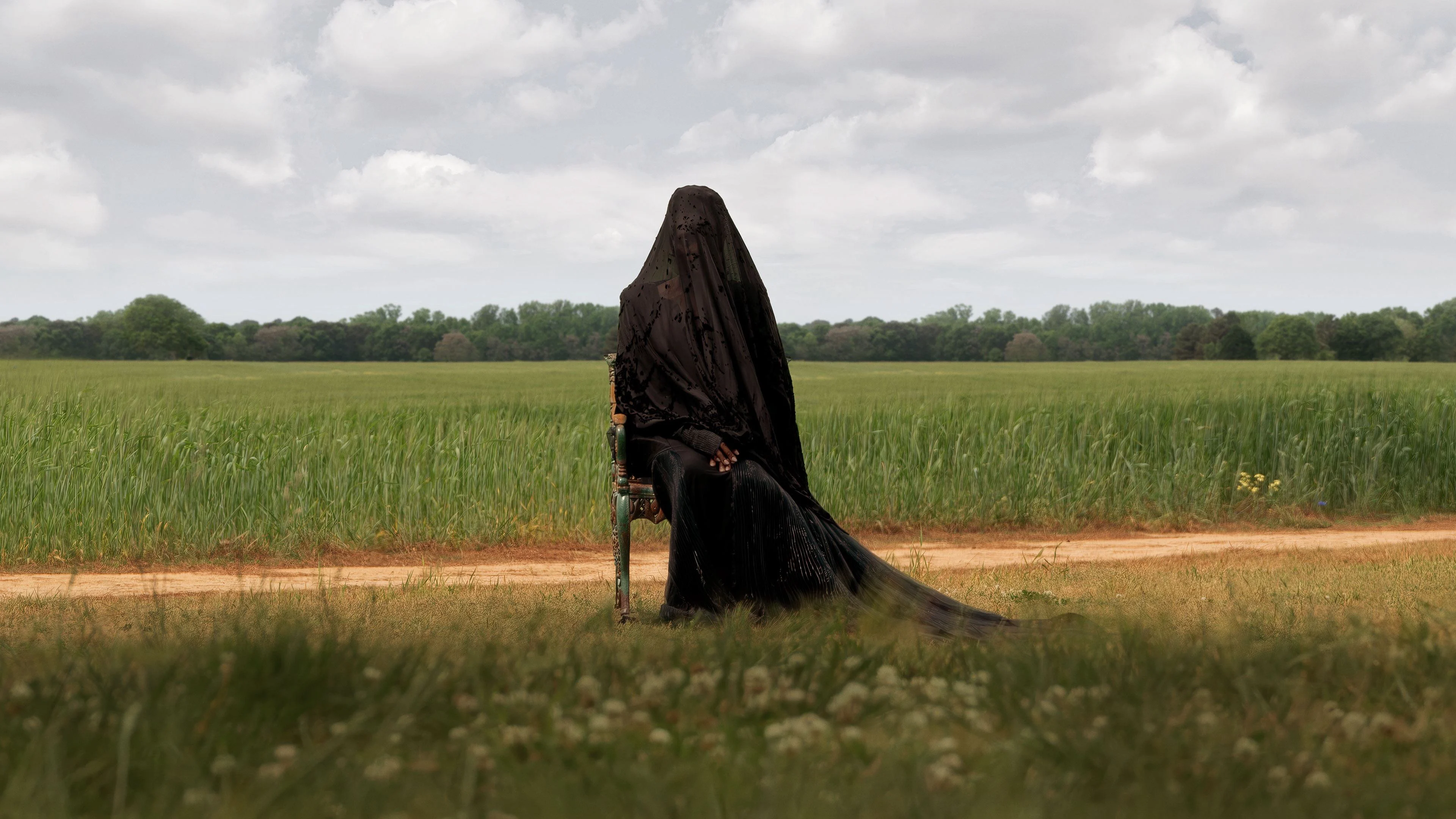 Người Đàn Bà Ngoài Sân Tập Full