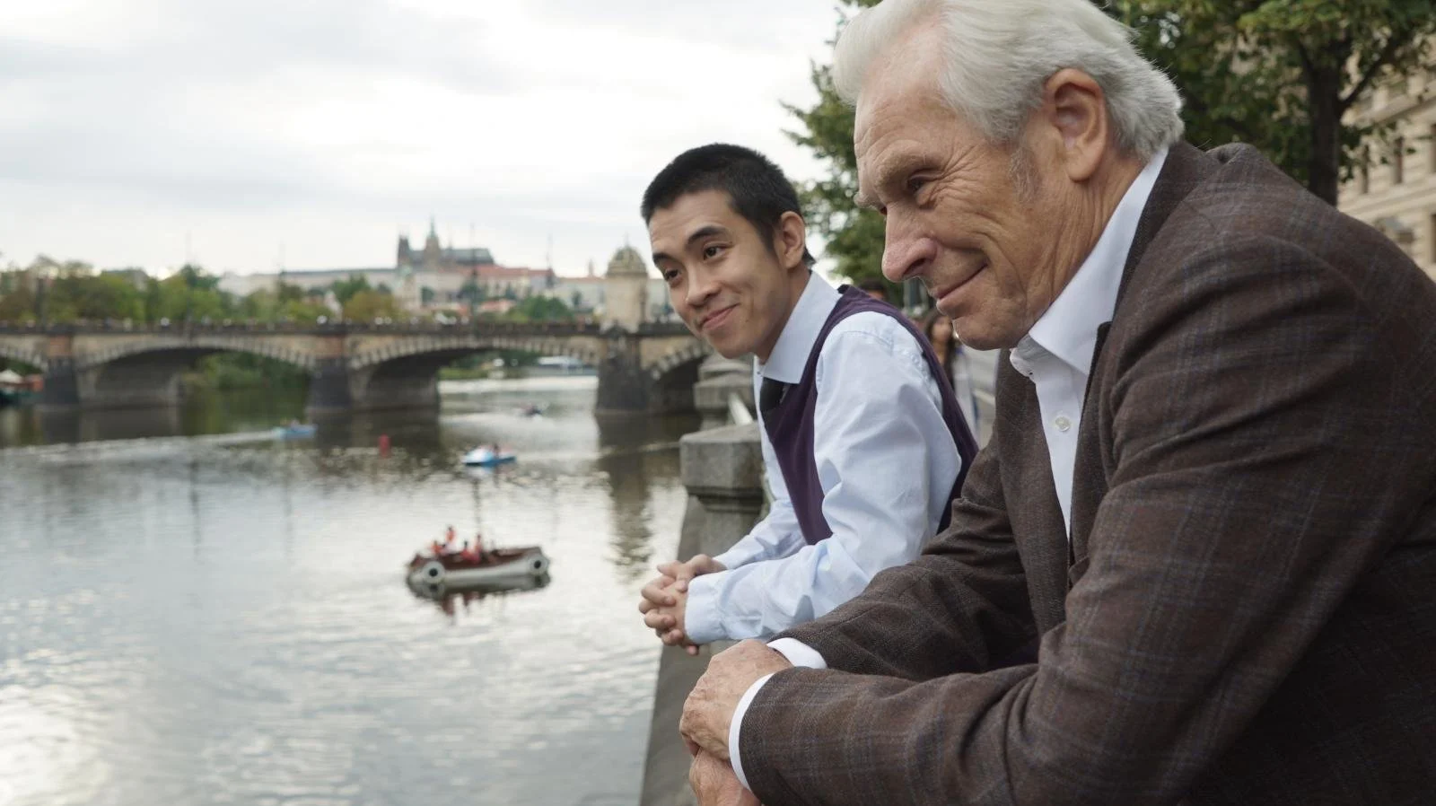 Trên mái nhà Tập Full