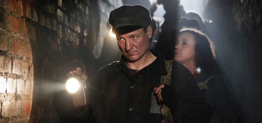 Trốn Trong Bóng Tối Tập Full