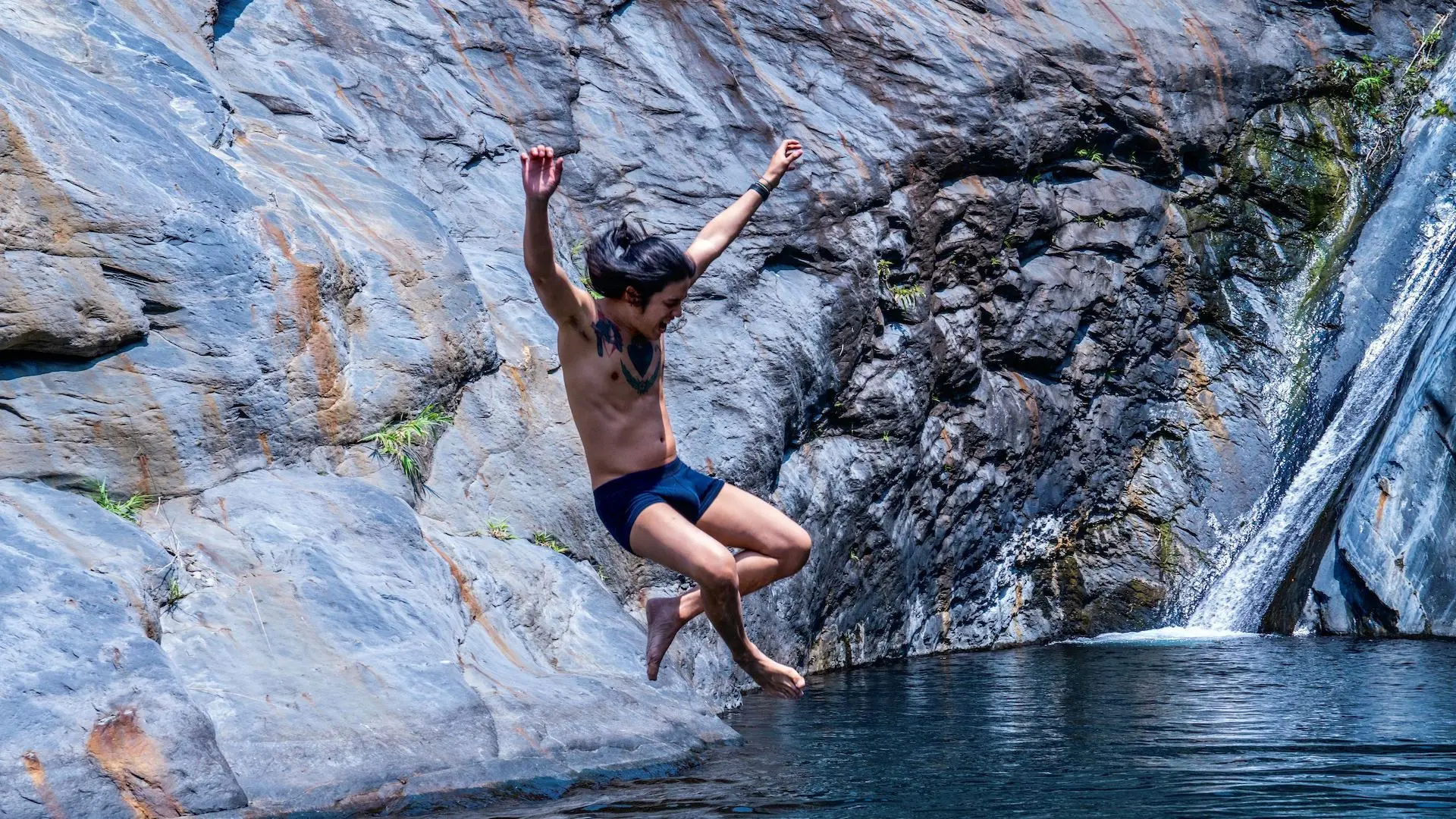 Bão đang đến gần Tập Full